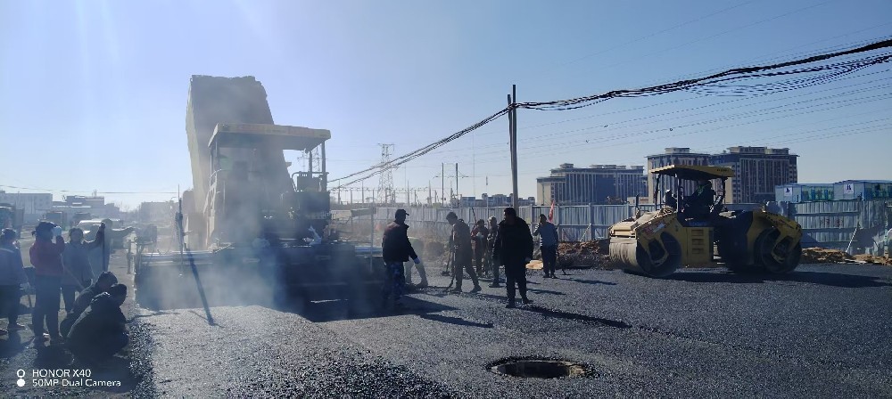 开启沥青路面施工如同为城市道路的“旧衣”换上新装-郑州沥青路面施工厂家
